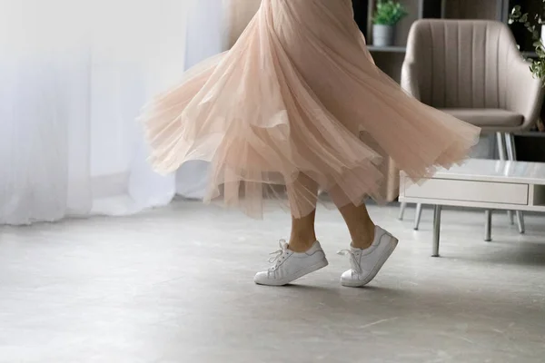 Füße einer jungen Dame tanzen auf Zehenspitzen im Wohnzimmer — Stockfoto