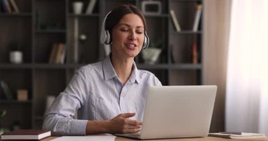 Kadın müşteriyle konuşur video konferansı kullanarak yararlı bilgiler verir