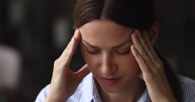 Depresyondaki genç kadının yakın görüntüsü