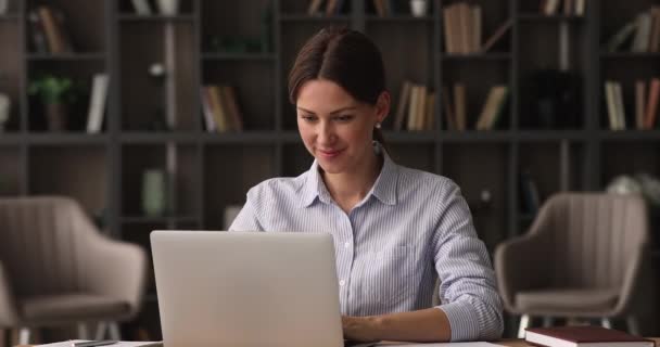Επιχειρηματίας χρήση φορητού υπολογιστή διαβάσει ευχάριστα νέα αίσθημα ενθουσιασμού γιορτάσουν την επιτυχία — Αρχείο Βίντεο