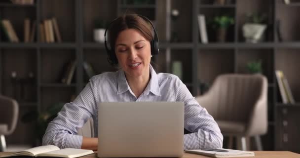 Zakelijke vrouw onderhandelt met behulp van videoconferentie app en laptop — Stockvideo