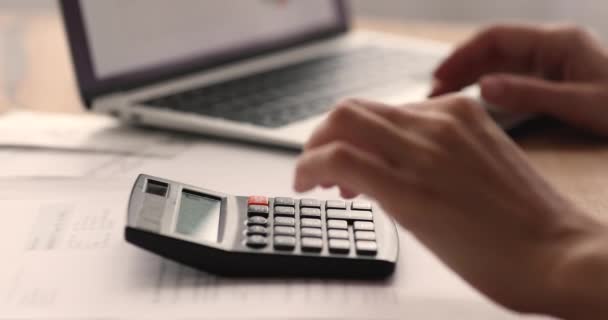 Ręce księgowego korzystającego z kalkulatora wykonującego obliczenia matematyczne zbliżenie — Wideo stockowe