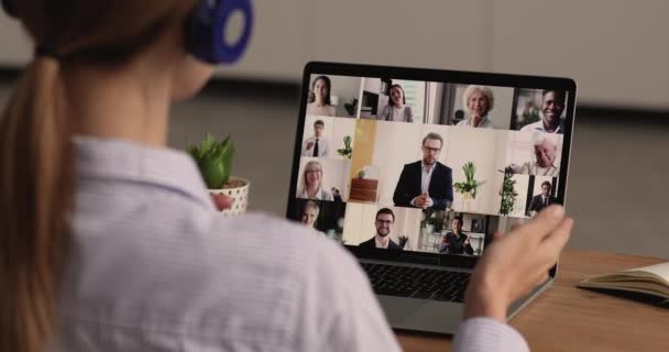 Empresarios involucrados en videoconferencia de grupo, pantalla portátil sobre hombro femenino — Vídeos de Stock