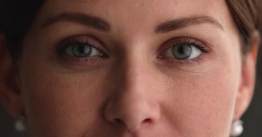 Yeşil gözlü, genç ve güzel bir kadının yakın görüntüsü