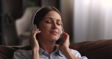 Kapat manzarayı. Güzel kadın kulaklık tak. Müziğin tadını çıkar.