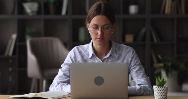Affärskvinna tar av glasögon som vilar från arbetet på laptop — Stockvideo