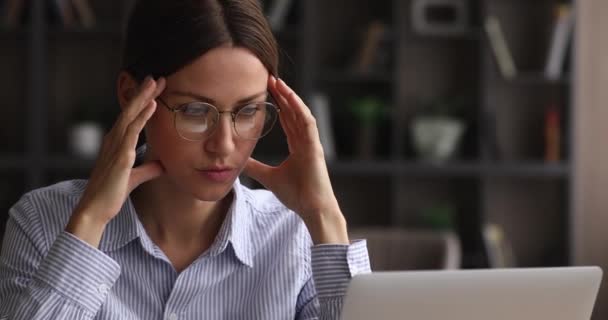 Gondolatban elveszett gondos nő ül a laptop előtt. — Stock videók