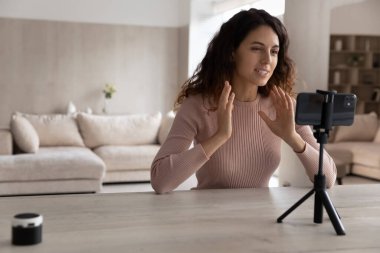 İspanyol bayan antrenör cep telefonuyla webcam üzerinden konuşuyor.