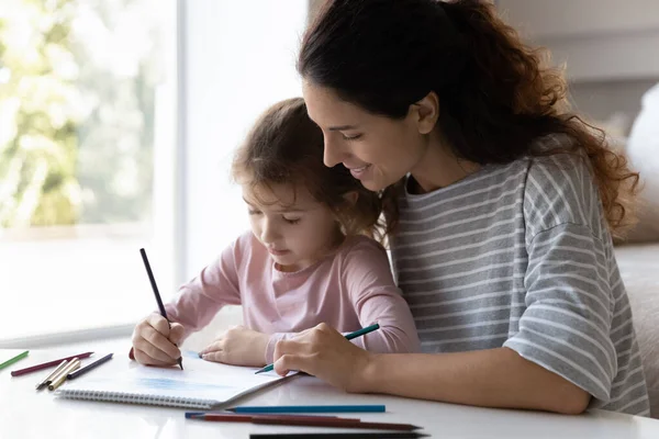 Amando latina mamá y adolescente hija dibujo juntos — Foto de Stock