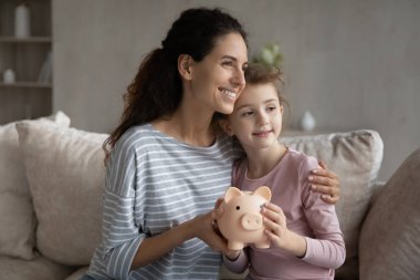 Gülümseyen anne ve kızı ailenin mali durumuyla ilgileniyorlar.