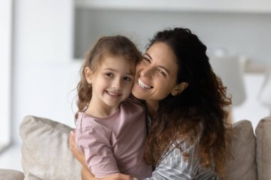 Mutlu İspanyol anne-kız kucaklaşması