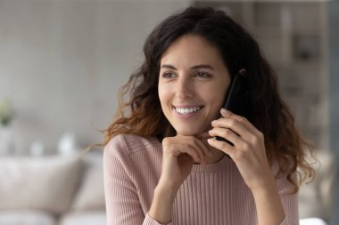 Mutlu İspanyol kadın cep telefonuyla konuşuyor