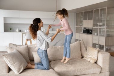 Neşeli İspanyol anne ve kızı evde iyi eğlenceler.