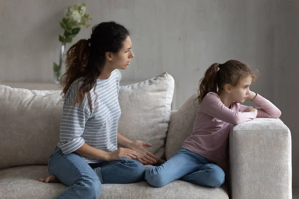 Mamá latina y su hija étnica tienen malentendidos en casa — Foto de Stock