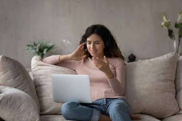 Mladý latino žena v sluchátka talk na video hovor — Stock fotografie