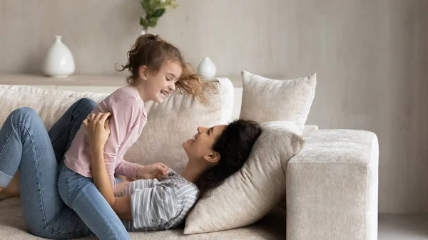 Sonriente madre latina e hija adolescente juegan en casa — Foto de Stock