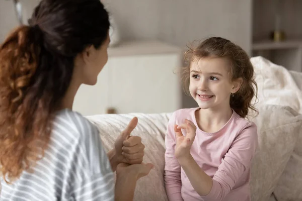 Niña étnica niño hablar usando lenguaje de señas — Foto de Stock