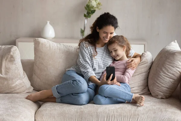 Feliz mamá latina y biracial hija hablar en el teléfono inteligente — Foto de Stock