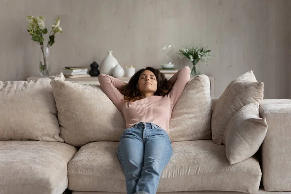 Calme femme hispanique repose sur le canapé respirer l'air frais — Photo