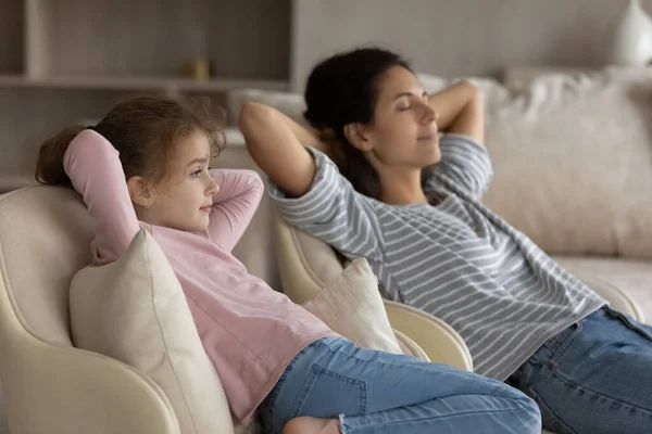 Calme maman latine et petite fille se détendre à la maison canapé — Photo