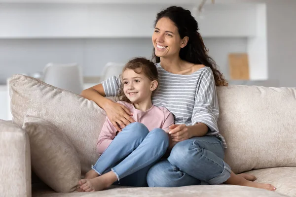 Feliz mamá hispana e hija biracial soñando — Foto de Stock