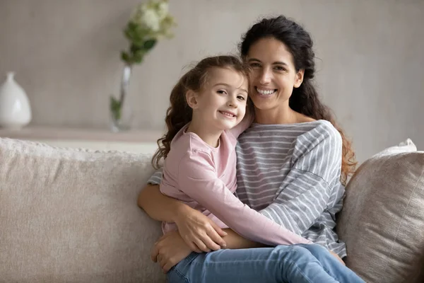 Retrato de mamá latina feliz y abrazo de hija pequeña —  Fotos de Stock