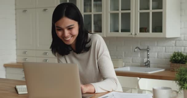 Sorrindo mulher vietnamita trabalhando ou estudando usando laptop olhando feliz — Vídeo de Stock