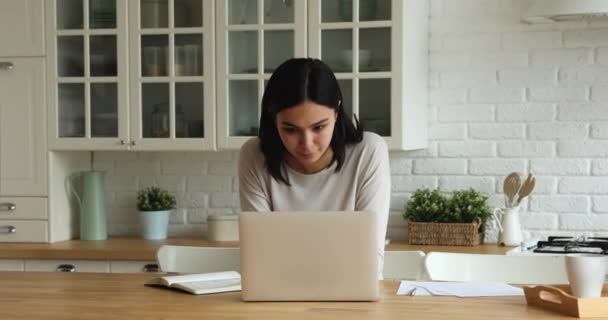 Женщина читает отличные новости электронная почта на ноутбуке чувствует себя очень счастливым — стоковое видео