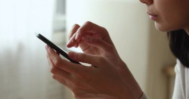 Akıllı telefon kullanarak kadın görüntüleme yazma iletisini kapat