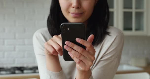 Vista de cerca de sección media manos femeninas sosteniendo el teléfono inteligente — Vídeos de Stock
