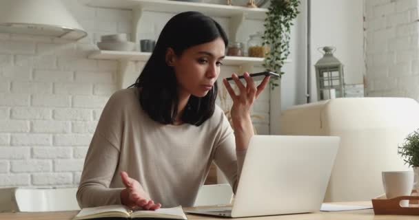 Asijky žena mluví na reproduktorphone řešit obchodní problémy distancovaně — Stock video