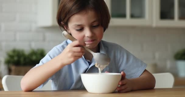 Il bambino non vuole mangiare cornflakes con il latte — Video Stock