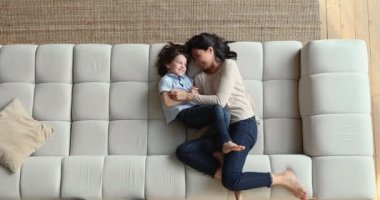 Mutlu Asyalı anne küçük sevimli oğluyla oynuyor.