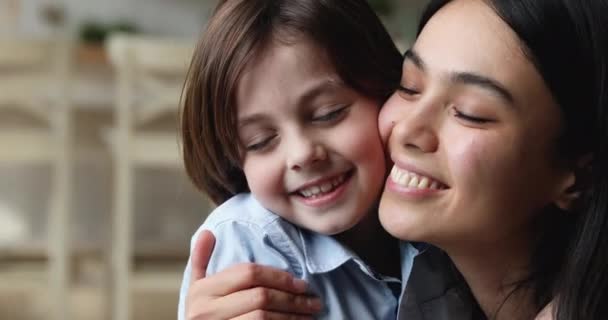 Yakın plan mutlu genç Asyalı anne güçlü küçük beyaz oğluna sarılıyor. — Stok video