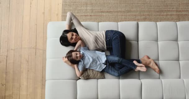Sereno mãe e filho desfrutar de cochilo dia no sofá — Vídeo de Stock