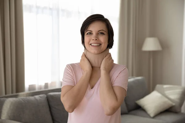 Hoofd shot portret van glimlachende vrouw dragen cervicale nek kraag — Stockfoto