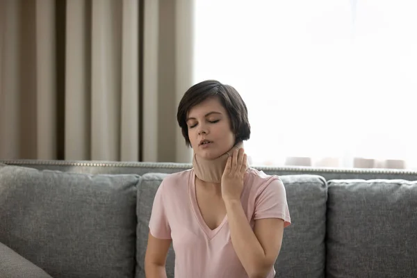 Närbild ohälsosam kvinna i halskrage känsla smärta — Stockfoto