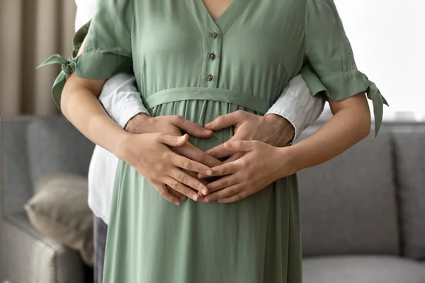 Kocası göbeğine dokunan hamile bir kadının yakın çekimi. — Stok fotoğraf