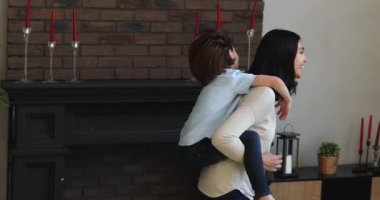 Anne ve oğlu oyun zamanının keyfini çıkarıyorlar. Hafta sonunu evde birlikte geçiriyorlar.