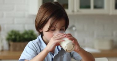 Kafadan çekilen portre, süt içen güzel çocuk.