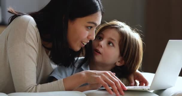 Asiática mujer pequeño niño tener divertido uso portátil — Vídeos de Stock