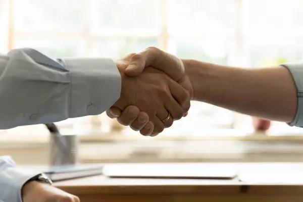 Cerca de dos hombres de negocios estrechando la mano, haciendo un acuerdo. —  Fotos de Stock