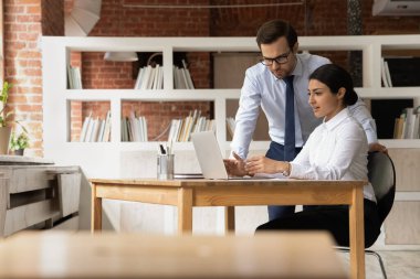 Erkek akıl hocasını dinleyen konsantre genç bayan Hintli stajyer..