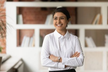 Modern ofiste poz veren başarılı mutlu Hintli iş kadını..