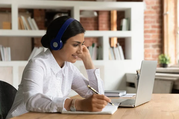 Motivated smart indian woman studying on online courses. — Stock Photo, Image