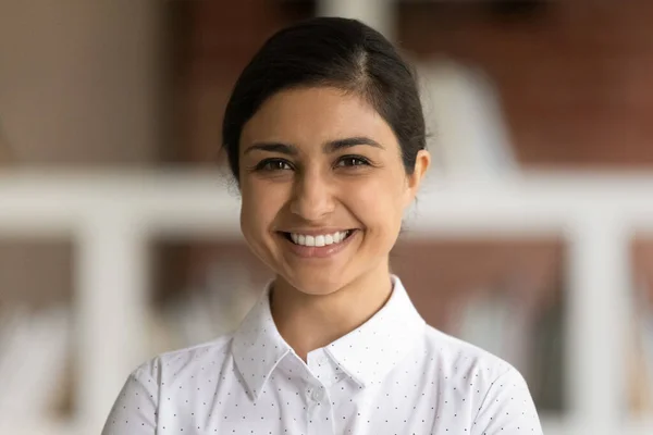 Hoofd shot portret van mooie glimlachende jonge Indiase zakenvrouw. — Stockfoto