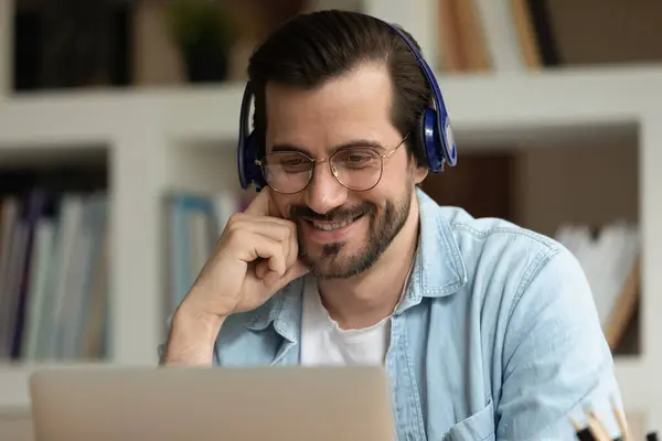 Sorrindo bonito jovem segurando chamada de vídeo distante. — Fotografia de Stock