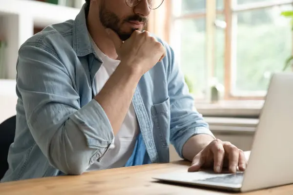 Gehakt beeld doordachte jongeman werken op de computer. — Stockfoto