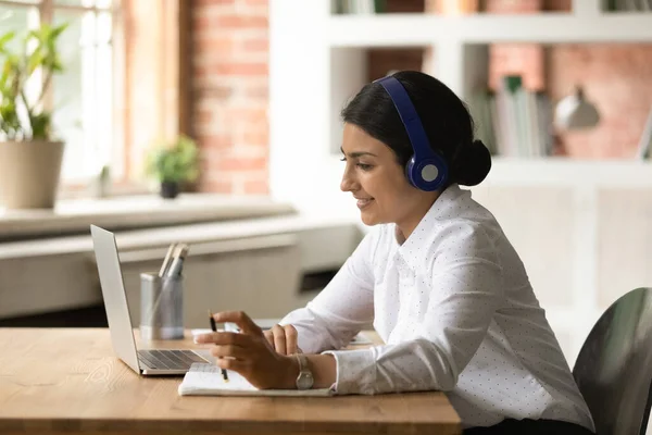 Focused young indian woman studying on online courses. — Stock Photo, Image