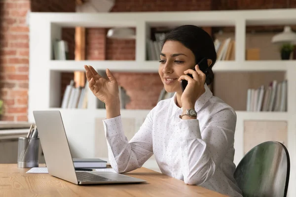 Happy young indian woman multitasking in modern office. — Stock Photo, Image